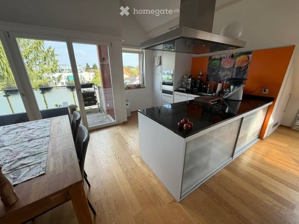 Charmante 4.5-Zimmer-Dachwohnung mit Cheminée und Balkon in Seuzach 2