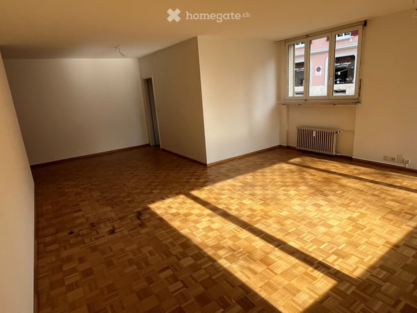 Grosszügige, helle 4.5-Zimmer-Wohnung im Dorfkern, hohe Räume 6