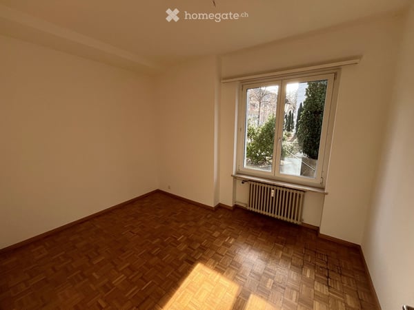 Grosszügige, helle 4.5-Zimmer-Wohnung im Dorfkern, hohe Räume 9
