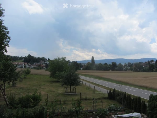 Charmante 3.5-Zimmer-Wohnung mit Balkon und mit Zugang in den Garten in Lengnau AG 2