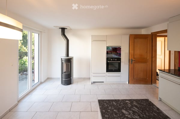 Freistehendes 5.5-Zimmer-Einfamilienhaus mit Galerie und herrlicher Berg- und Seesicht 3