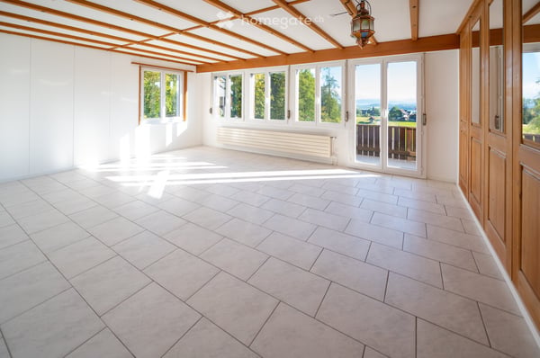 Freistehendes 5.5-Zimmer-Einfamilienhaus mit Galerie und herrlicher Berg- und Seesicht 5
