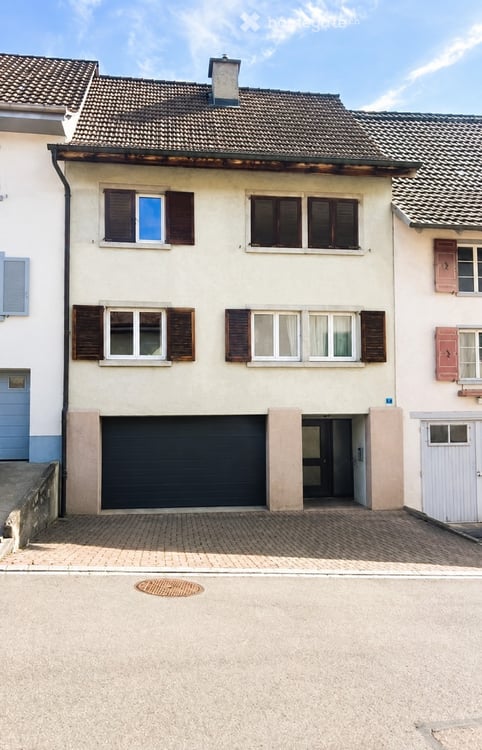 Charmantes 5-Zimmer-Reihenhaus mit Dachterrasse und Doppelgarage in Wilchingen 2