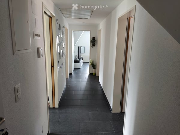 Charmante 3.5-Zimmer-Dachgeschosswohnung in Goldau – sofort verfügbar! 3