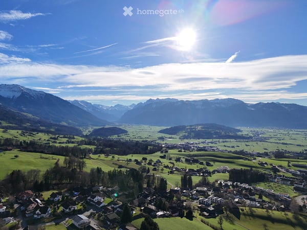 Familienparadies: 7,5 Zimmer-Einfamilienhaus mit beheiztem Pool, Garten und Photovoltaik 24