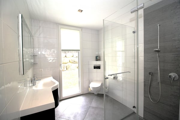 Familienparadies: 7,5 Zimmer-Einfamilienhaus mit beheiztem Pool, Garten und Photovoltaik 20