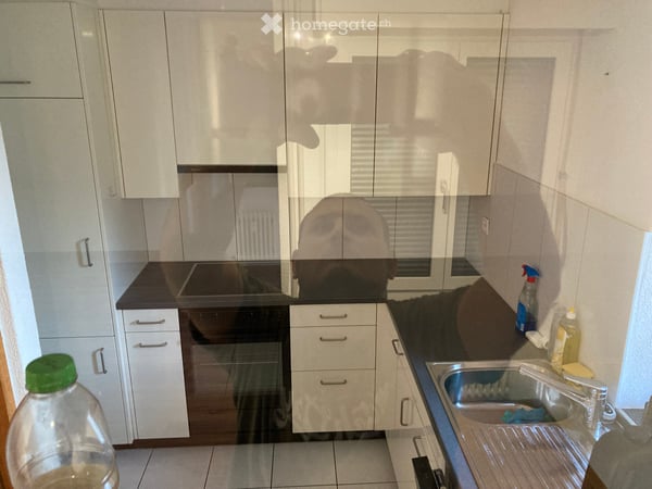 Helle 2.5-Zimmer-Wohnung mit Balkon und Bergpanorama in Glarus 8