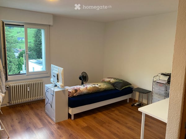 Helle 2.5-Zimmer-Wohnung mit Balkon und Bergpanorama in Glarus 7