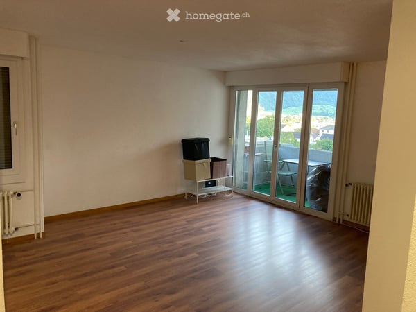 Helle 2.5-Zimmer-Wohnung mit Balkon und Bergpanorama in Glarus