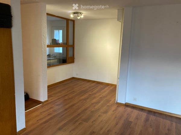 Helle 2.5-Zimmer-Wohnung mit Balkon und Bergpanorama in Glarus 2