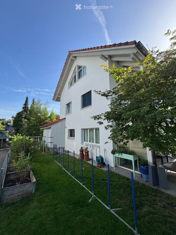 Charmantes 7.5-Zimmer-Doppeleinfamilienhaus in Wolfhausen 2