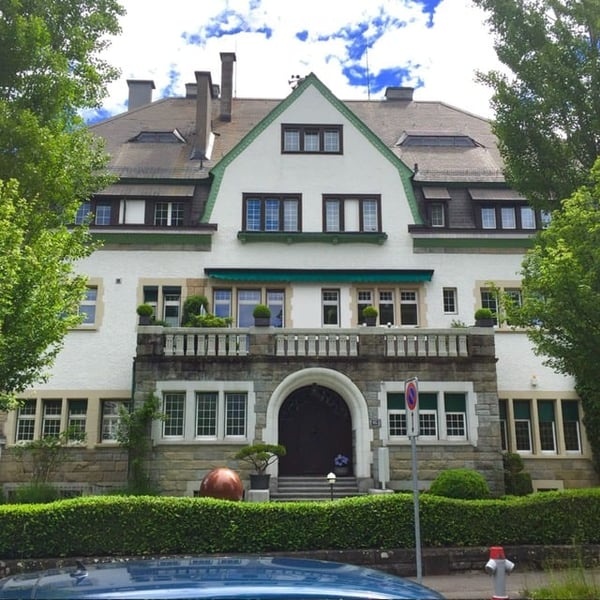 Grosszügige 3.5-Zimmer-Wohnung mit gedeckter Terrasse in Zürich Wollishofen
