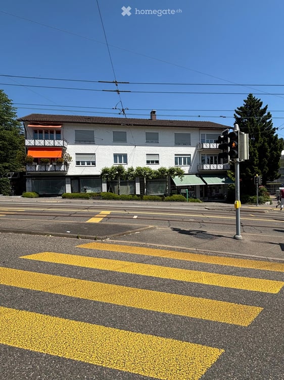 Superzentral in Fluntern: lichtdurchflutete Wohnung mit Parkplatz in der Zürichbergstrasse 1