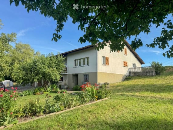 Zweifamilienhaus mit Nebengebäude und grosszügigem Umschwung 2