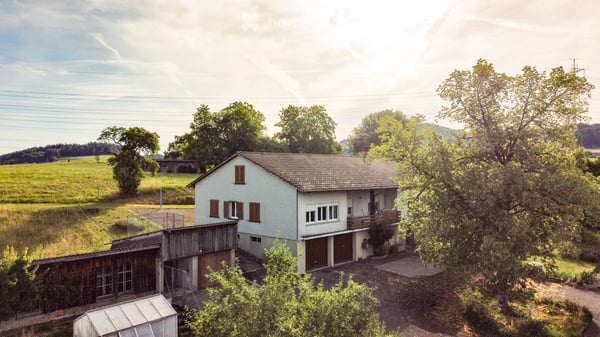 Zweifamilienhaus mit Nebengebäude und grosszügigem Umschwung