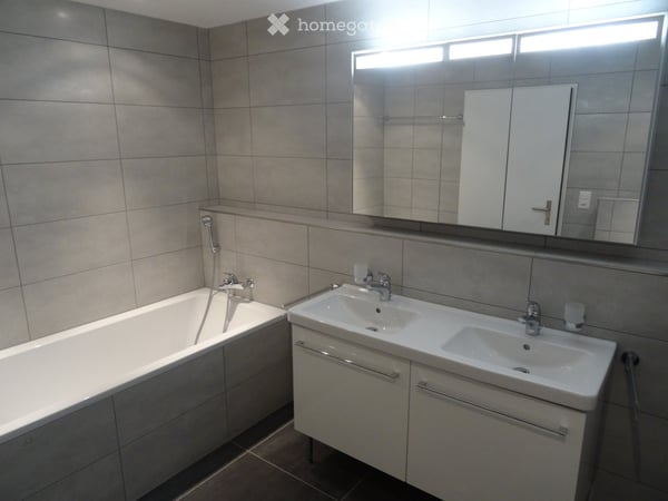 Helle und grosszügige 4.5-Zimmer-Wohnung mit Bergblick und Balkon in Bilten 9