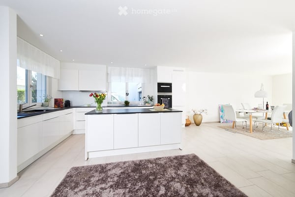 Moderne 6.5-Zimmer-Doppelhaushälfte mit Garten und Doppelgarage in Erlen 2