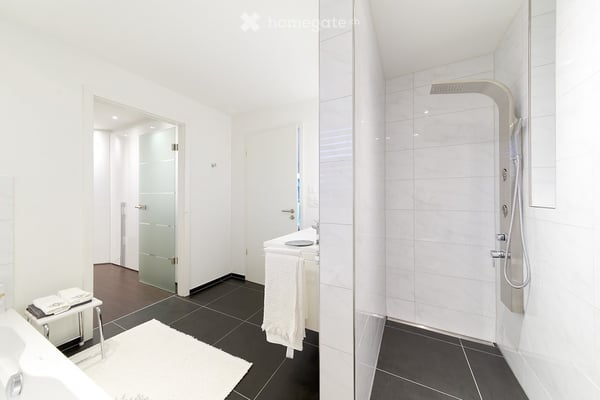 Moderne 6.5-Zimmer-Doppelhaushälfte mit Garten und Doppelgarage in Erlen 6
