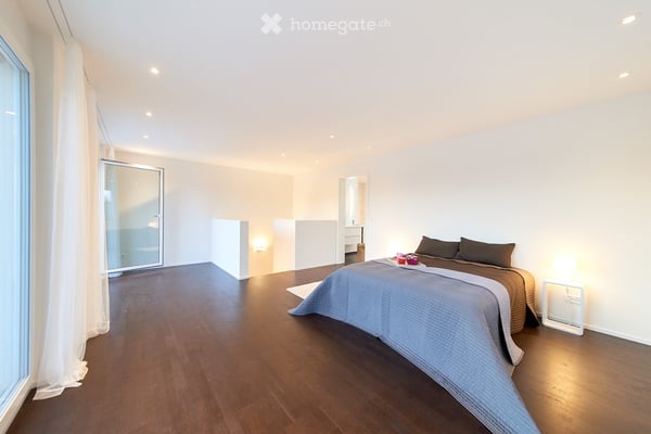 Moderne 6.5-Zimmer-Doppelhaushälfte mit Garten und Doppelgarage in Erlen 9