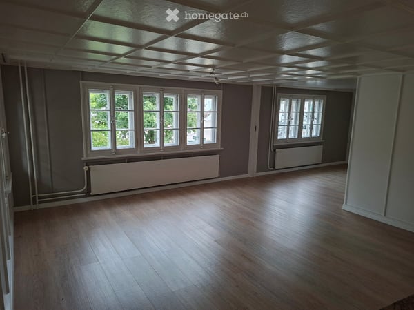 Helle 3.5-Zimmer-Wohnung mit Balkon am Kirchplatz in Bütschwil 2