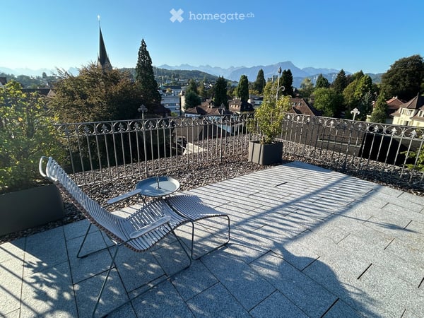 Exklusive 2.5-Zimmer-Dachwohnung mit 30 m² Dachterrasse und Bergsicht in Luzern 2