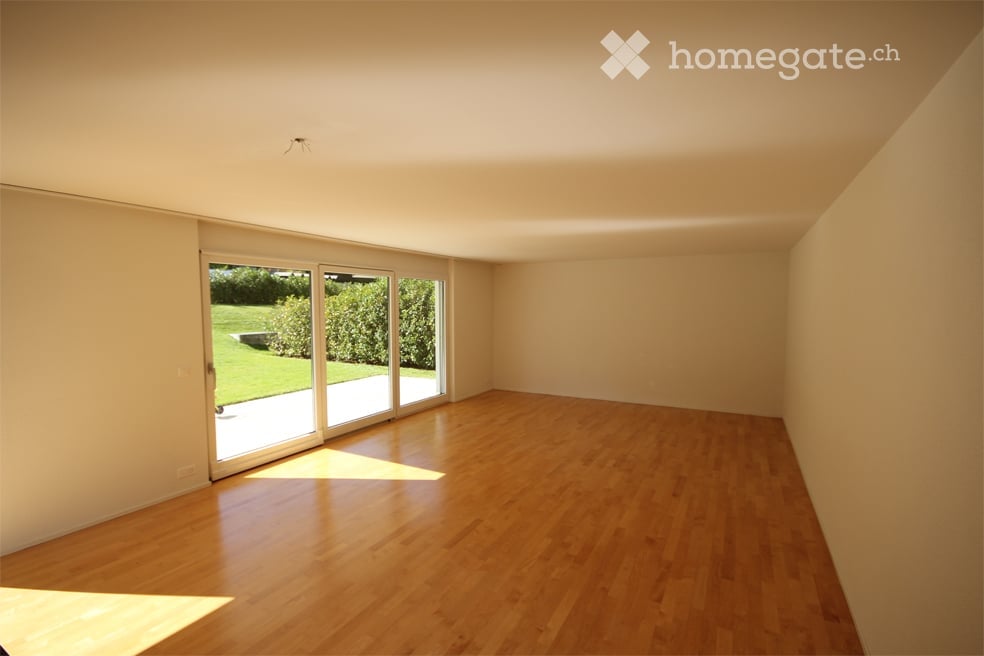 {"visible_features": ["Garden / Outdoor Area"], "type": "Unfurnished Room", "objects": [], "description": "Empty room with wooden flooring and large sliding glass doors leading to a garden.", "localized_descriptions": {"EN": "Empty room with wooden floori