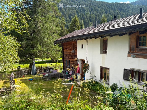 Geräumige 5-Zimmer-Wohnung / Hausteil in Davos Dorf – Altbaucharme mit Umschwung 2