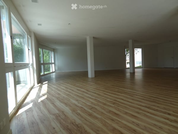 Vielseitige EG‑Fläche mit direktem Zugang und grossen Fensterfronten an zentraler Geschäftslage 2