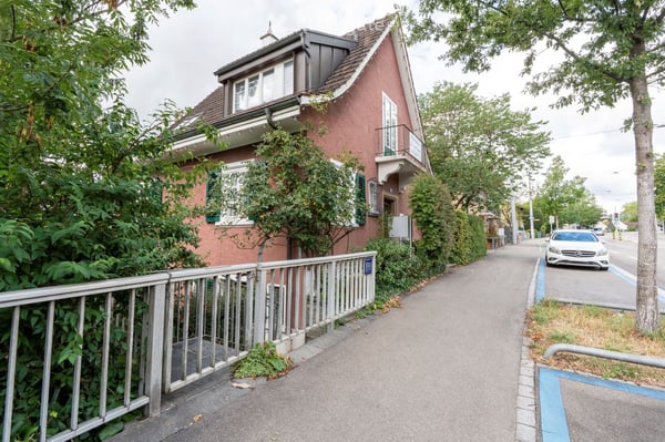 Ruhige, stilvoll möblierte 3-Zimmer-Wohnung mit Balkon in Zürich-Höngg - komplett ausgestattet 9