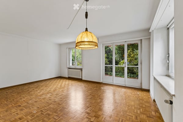 Charmantes 4.5-Zimmer-Doppeleinfamilienhaus mit Garten und Ausbaupotenzial 2