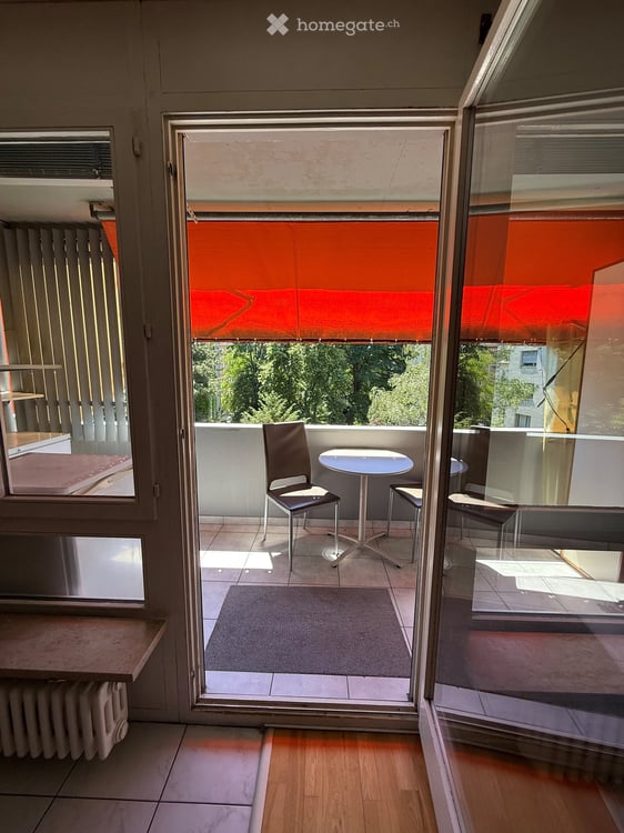 Grosszügige 4.5-Zimmerwohnung mit Balkon, Gemeinschaftsgarten & Tiefgaragenplatz in Basel 2