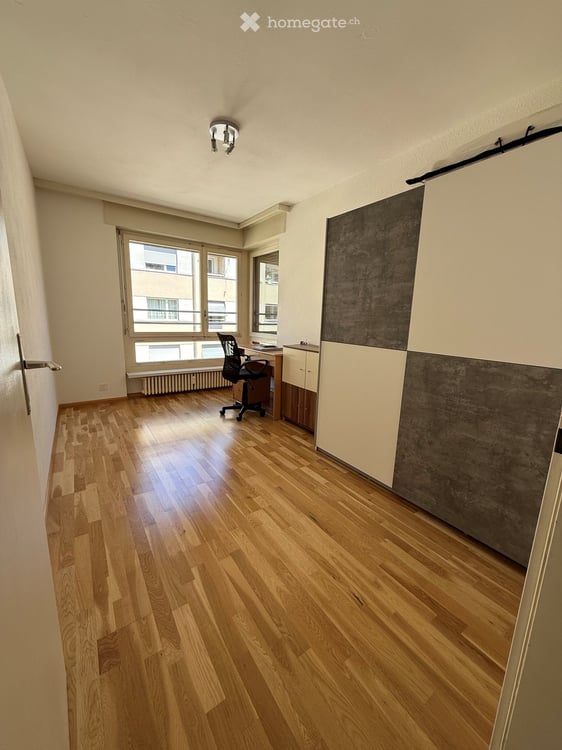 Grosszügige 4.5-Zimmerwohnung mit Balkon, Gemeinschaftsgarten & Tiefgaragenplatz in Basel 14