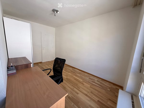 Grosszügige 4.5-Zimmerwohnung mit Balkon, Gemeinschaftsgarten & Tiefgaragenplatz in Basel 15