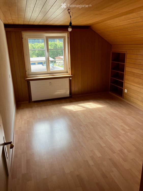 Charmante 4.5-Zimmer-Dachwohnung in Trun, Graubünden 10