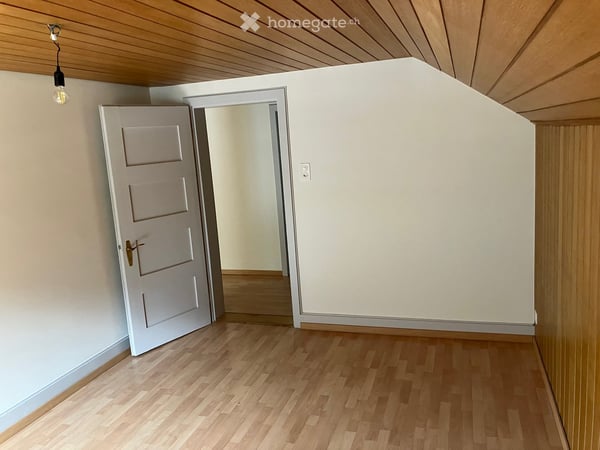 Charmante 4.5-Zimmer-Dachwohnung in Trun, Graubünden 8