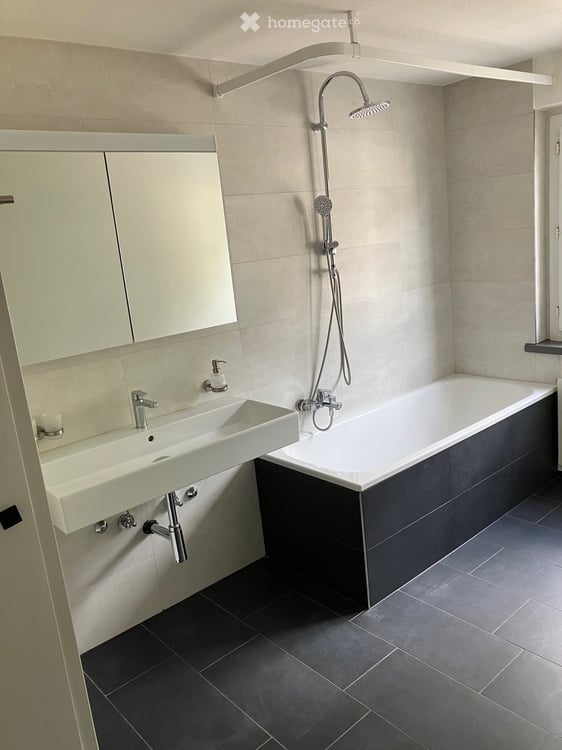 Charmante 4.5-Zimmer-Dachwohnung in Trun, Graubünden 6