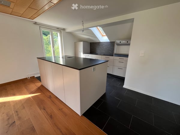 1 Charmante 3.5-Zimmer-Dachwohnung im Altbau mit herrlicher Sicht ins Grüne in Fischenthal 6