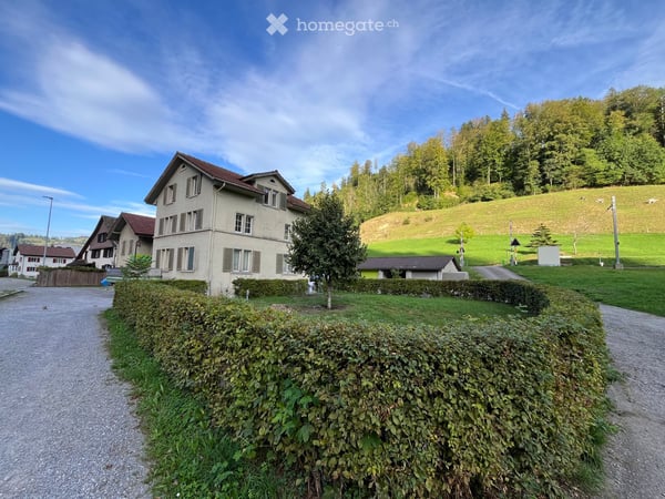 1 Charmante 3.5-Zimmer-Dachwohnung im Altbau mit herrlicher Sicht ins Grüne in Fischenthal 2