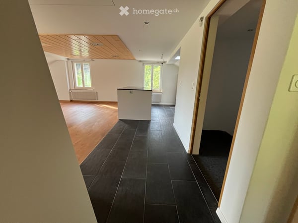 1 Charmante 3.5-Zimmer-Dachwohnung im Altbau mit herrlicher Sicht ins Grüne in Fischenthal 5
