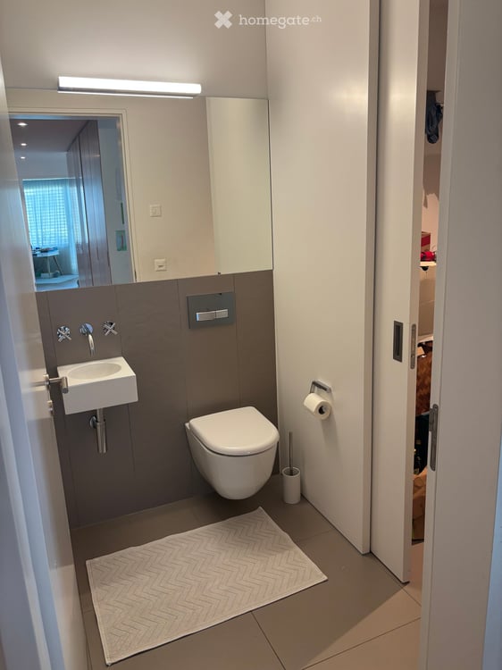 Spacious 5.5-Room Family Apartment with Stunning Views in Zürich 8044 4