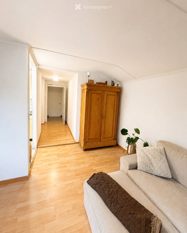 Charmante 2.5-Zimmer-Dachgeschosswohnung an ruhiger Lage in Kriens am der Brunnmattstrasse 13 2