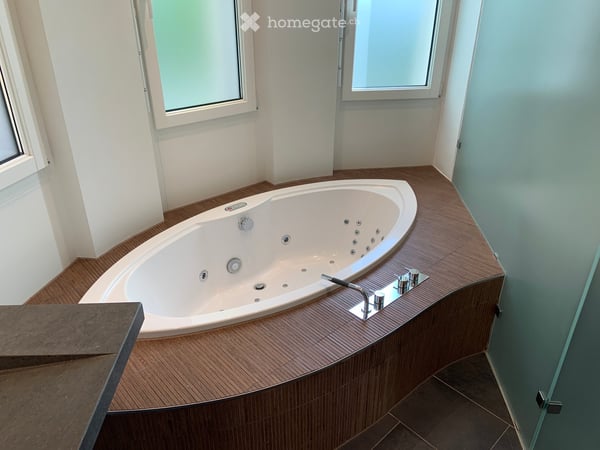 Stunning 8-Room Family Home with Lake & Mountain Views in Uetikon am See 4