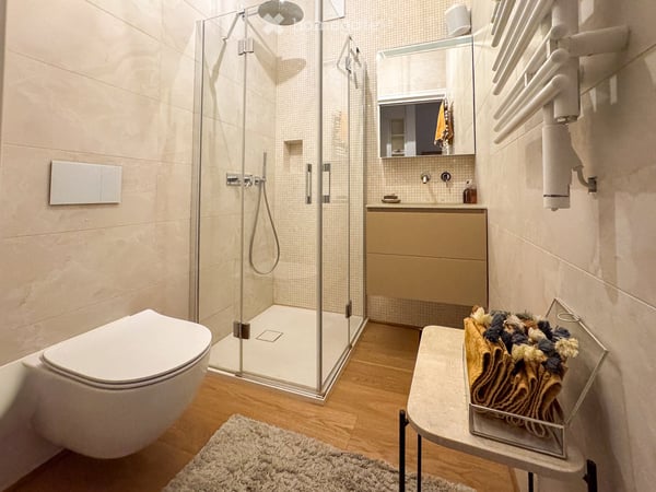 Affascinante casa a schiera ristrutturata a Melide, con vista e accessibilità immediata 10