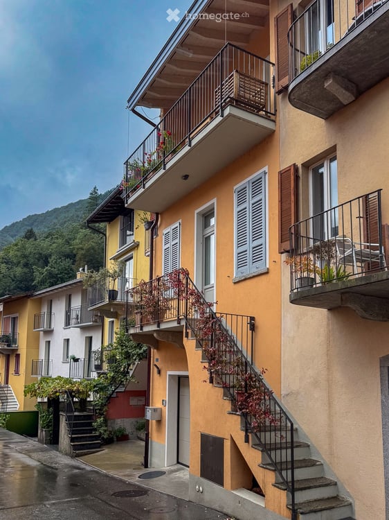 Affascinante casa a schiera ristrutturata a Melide, con vista e accessibilità immediata 4
