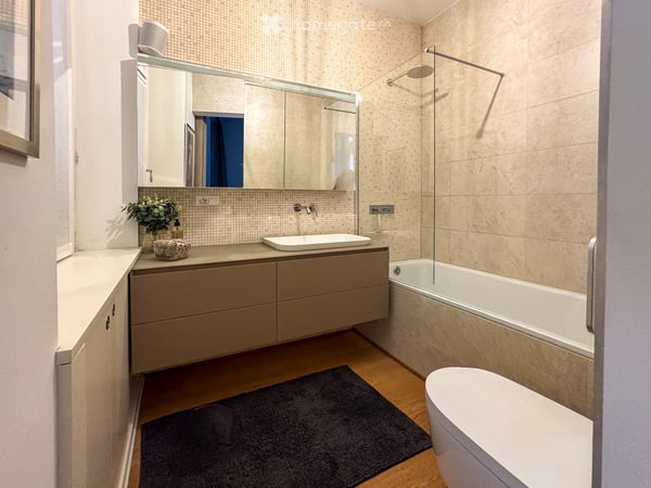 Affascinante casa a schiera ristrutturata a Melide, con vista e accessibilità immediata 13