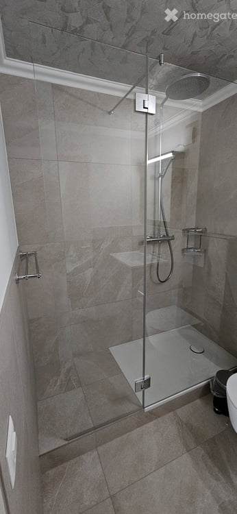 Lichtdurchflutete 5½-Zimmer-Dachgeschosswohnung mit Säntissicht und verglastem Balkon 5