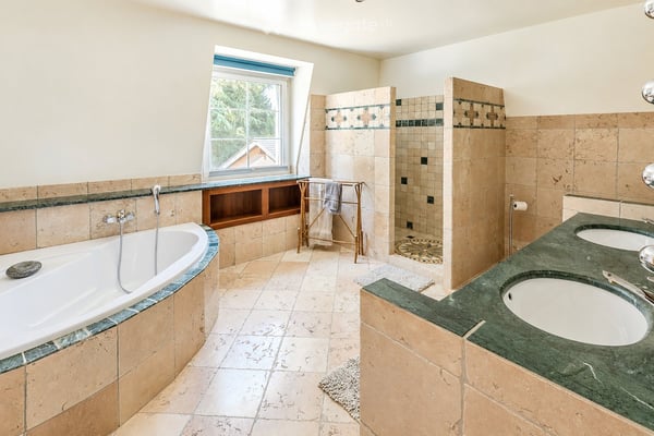 Rare – Belle villa de maître avec piscine et parc de 4’000 m² 10
