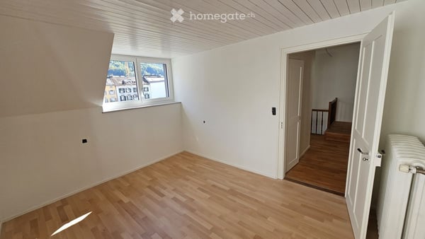 Wohnhaus (Doppelhaushälfte) im Zentrum von Glarus mit Garage 35