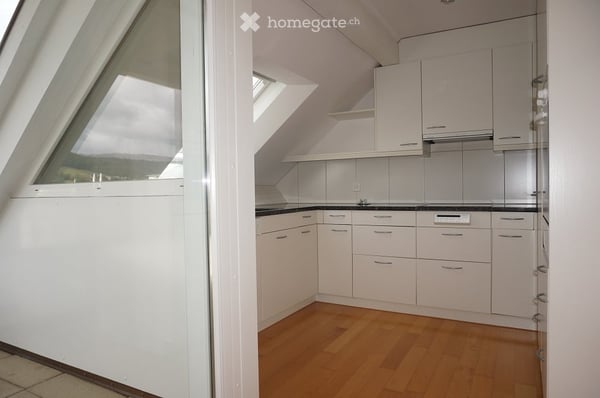 4.5 Zimmer: Wohnen auf zwei Ebenen | Maisonette Living in Central Baden 2