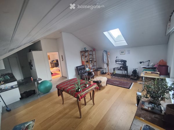 Charmante 2.5-Zimmer-Dachwohnung in Dietlikon